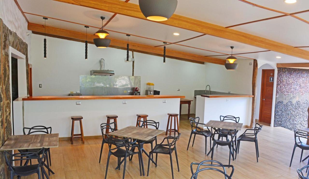 Lava House Hostal Puerto Ayora  Bagian luar foto