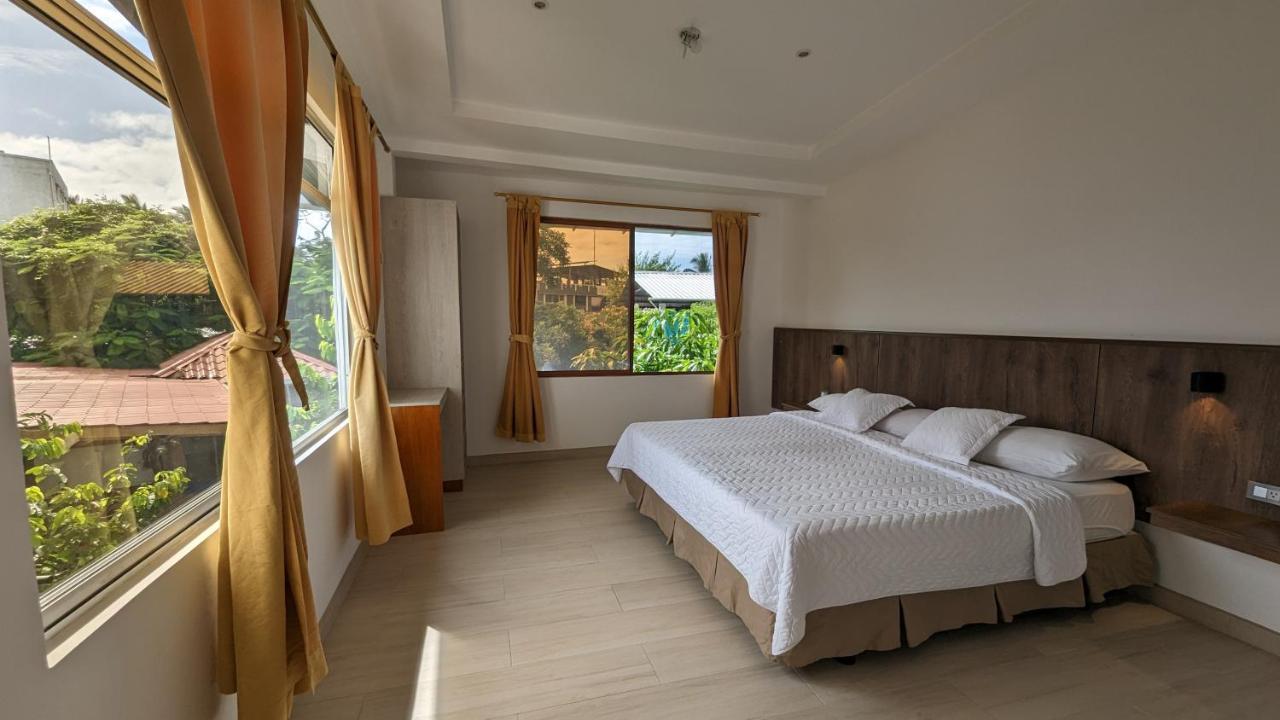 Lava House Hostal Puerto Ayora  Bagian luar foto