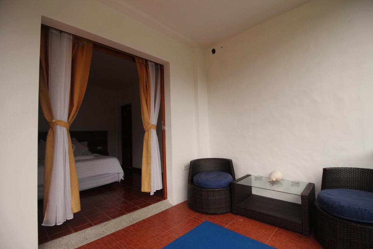 Lava House Hostal Puerto Ayora  Bagian luar foto