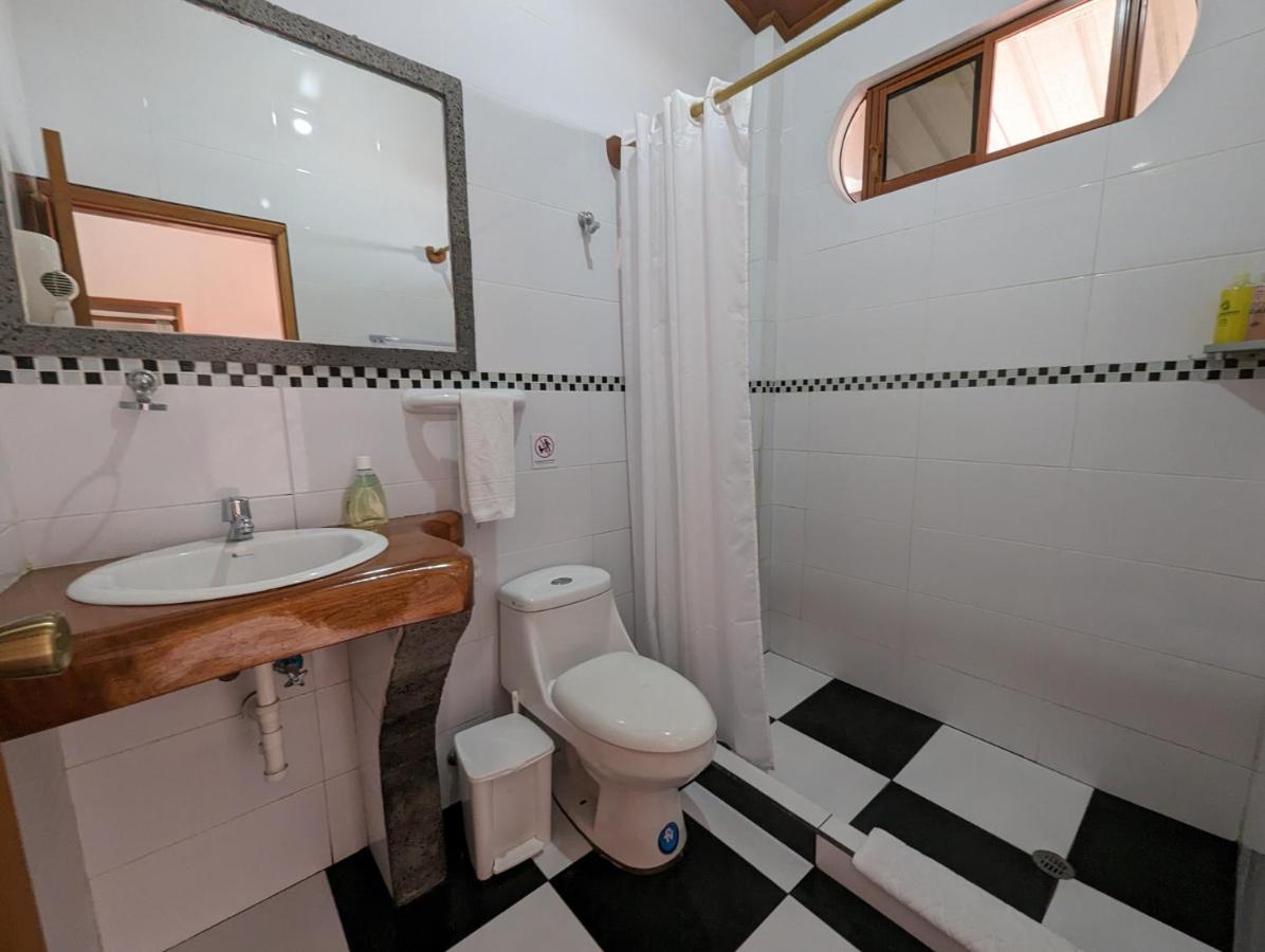 Lava House Hostal Puerto Ayora  Bagian luar foto