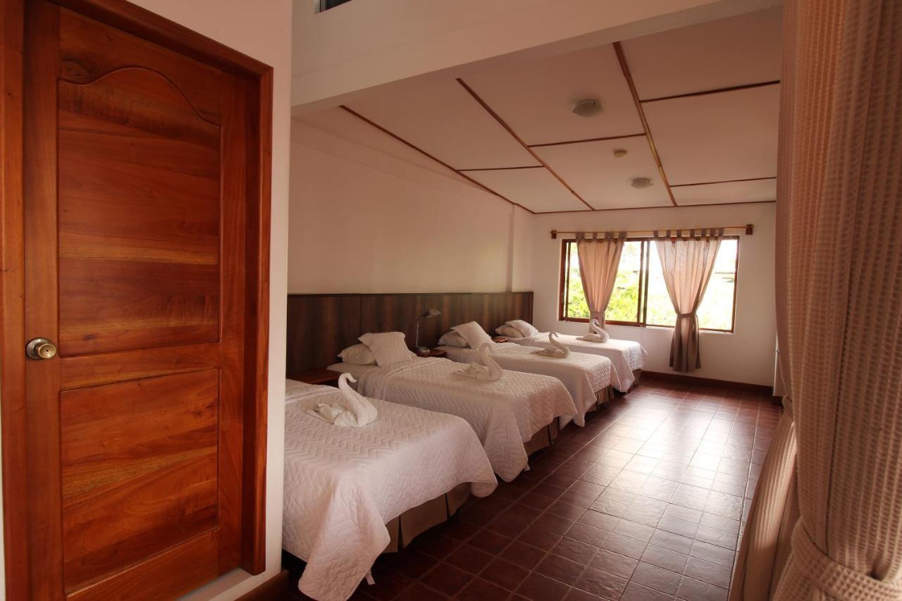 Lava House Hostal Puerto Ayora  Bagian luar foto