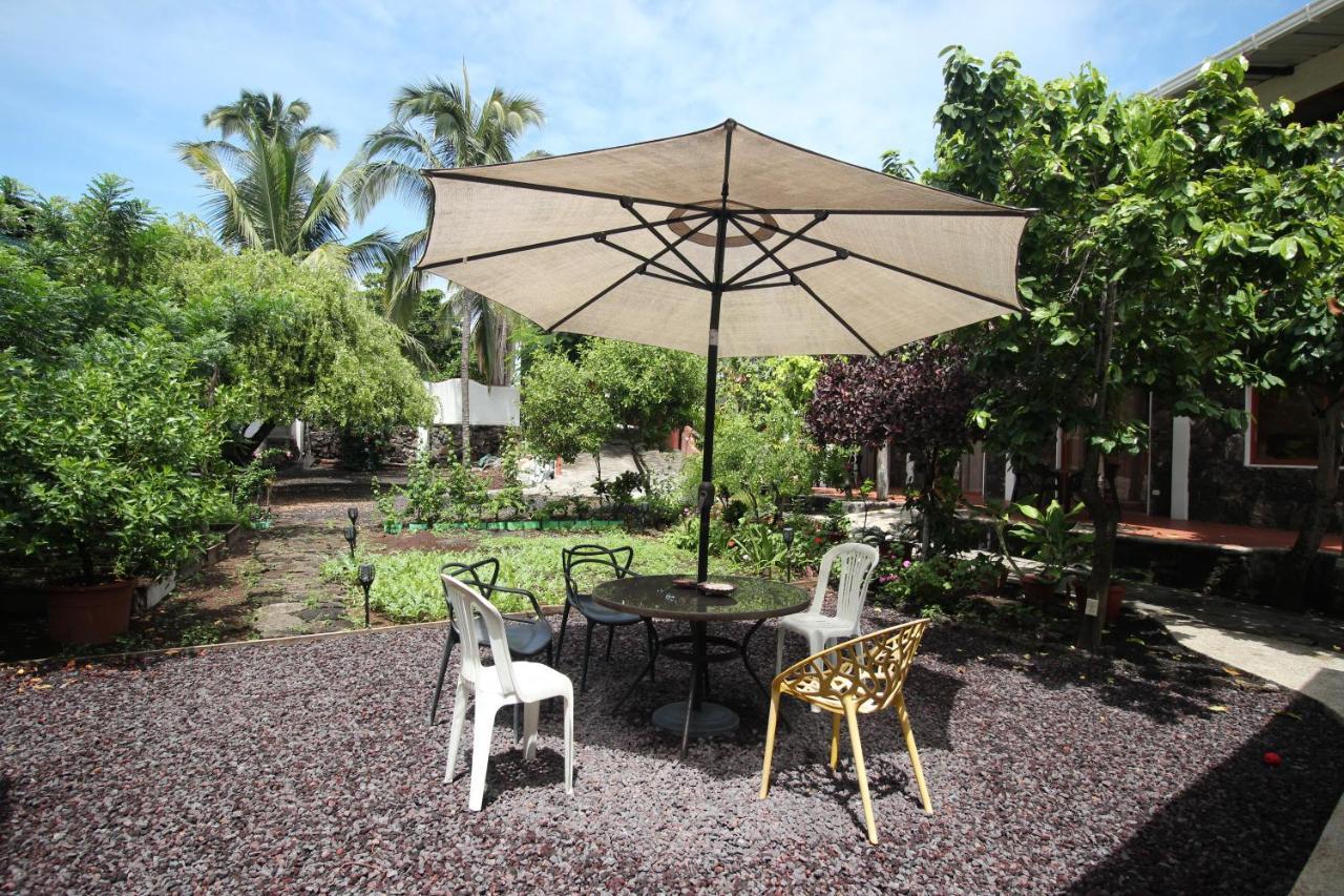 Lava House Hostal Puerto Ayora  Bagian luar foto
