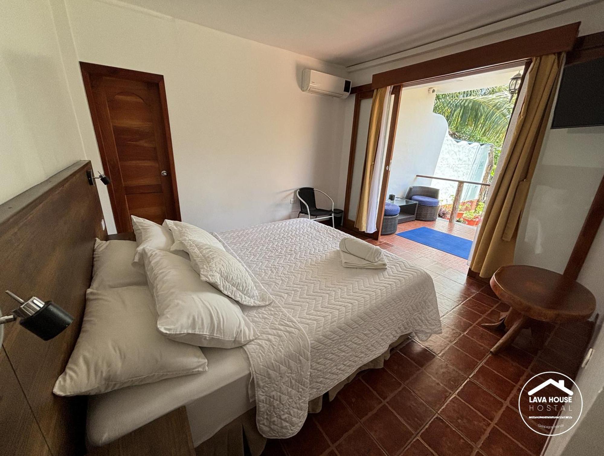 Lava House Hostal Puerto Ayora  Bagian luar foto