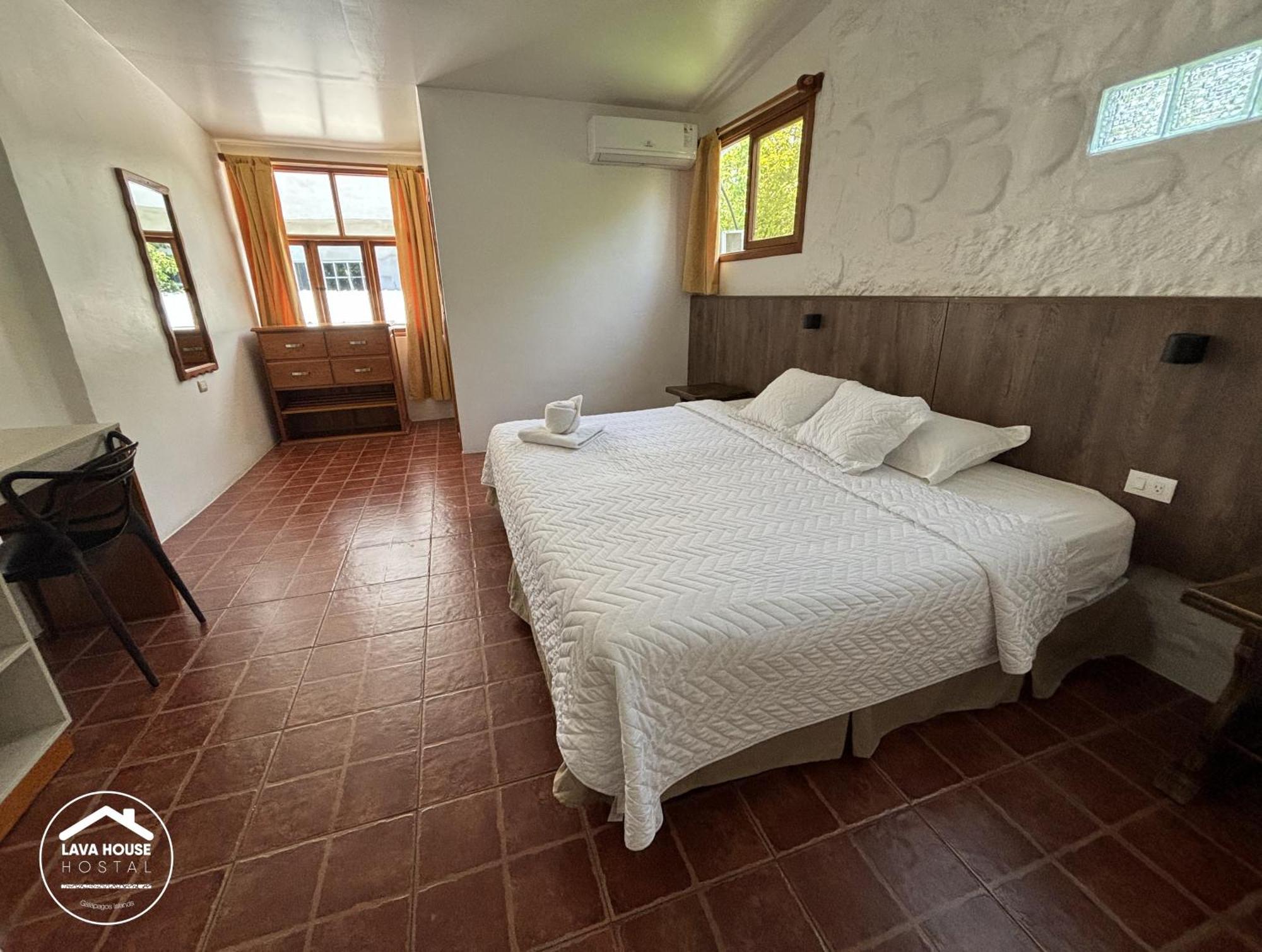 Lava House Hostal Puerto Ayora  Bagian luar foto