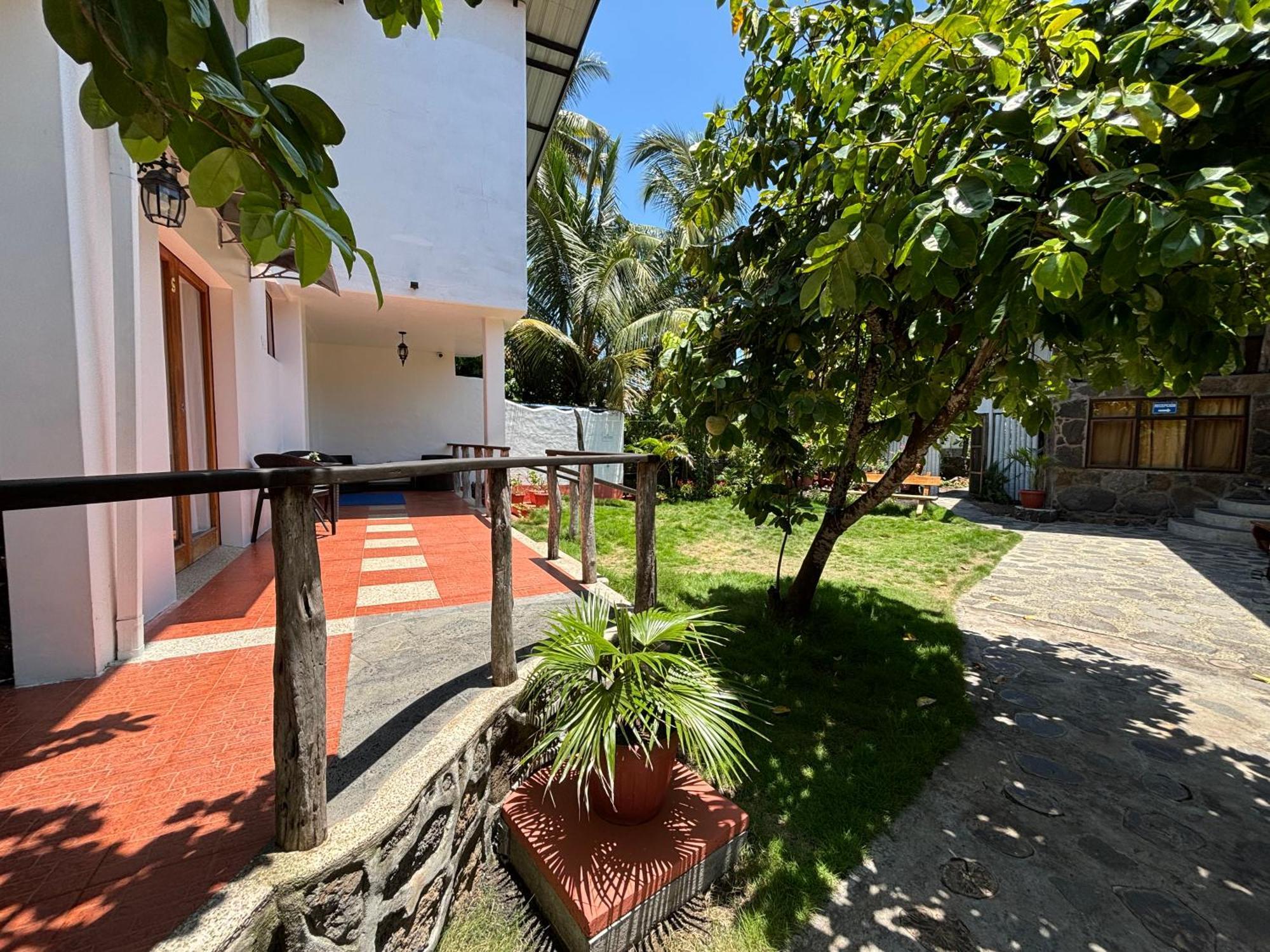 Lava House Hostal Puerto Ayora  Bagian luar foto