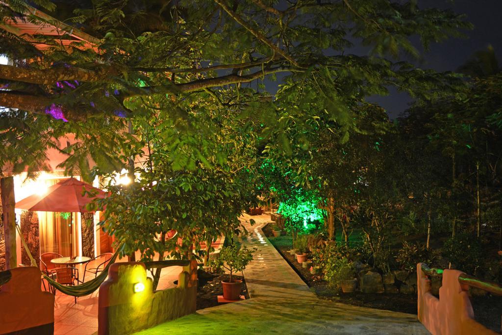 Lava House Hostal Puerto Ayora  Bagian luar foto