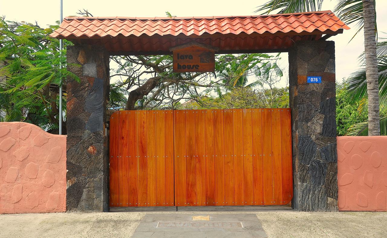 Lava House Hostal Puerto Ayora  Bagian luar foto